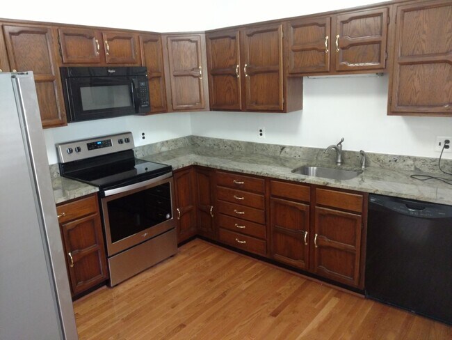 Kitchen - 9204 Dellwood Dr