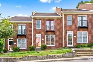 Building Photo - Pet Friendly Condo Downtown!