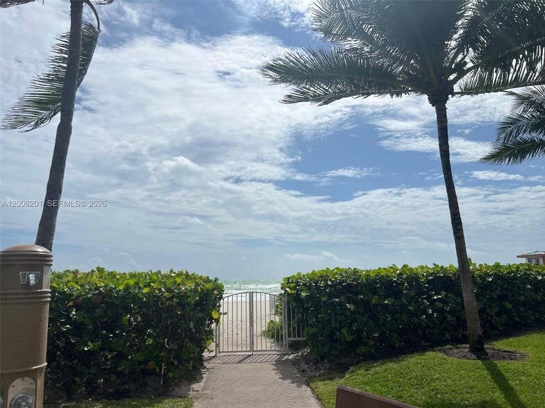 Building Photo - 16500 Collins Ave
