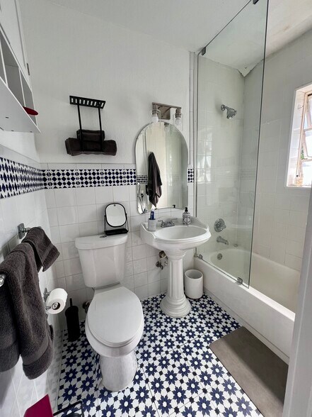 Bathroom with shower and tub - 901 Euclid Ave