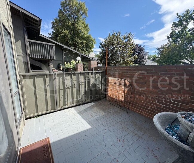 Building Photo - *2nd Month Rent Free* 3 Bedroom Townhome Near Country Club Golf Course