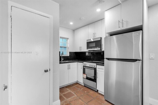 Building Photo - 1045 NE 131st St