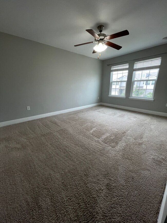 Building Photo - *** MOVE IN SPECIAL! Half OFF 1st Month's Rent!