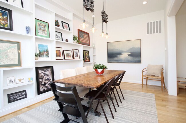 Building Photo - Beautiful, Custom-Built Pet-Friendly Lochlyn Hill Home
