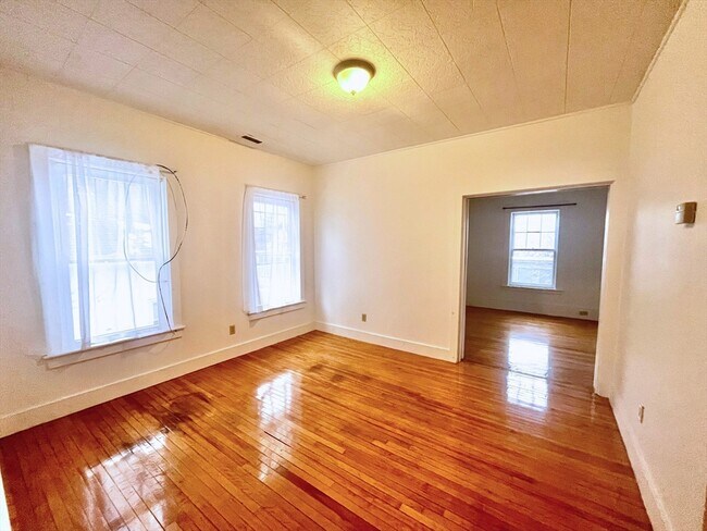 Building Photo - 123 Mayfield St