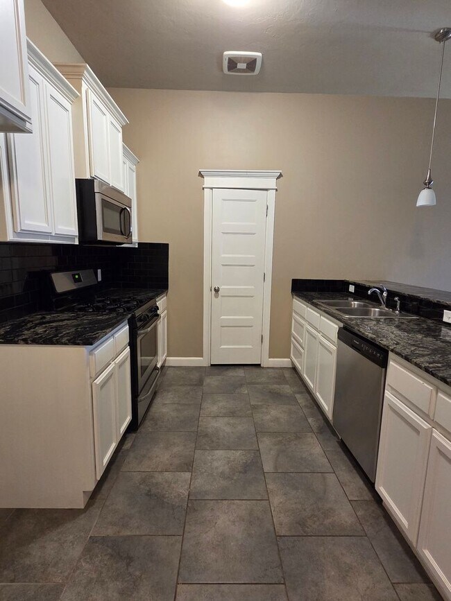 Building Photo - YUKON HOME MOVE IN SPECIAL! ?