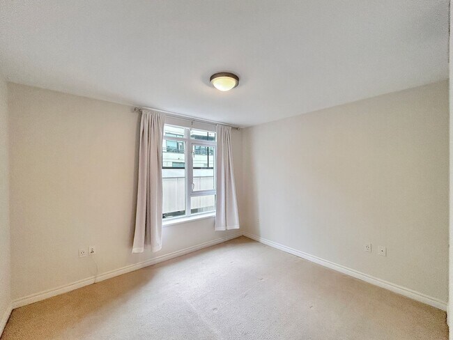 Building Photo - Beautiful 2BD/2BA W/ A/C, Reserved Parking, and Private Balcony in Bankers Hill!