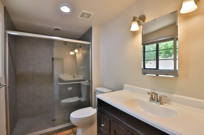 Building Photo - 3 Bedroom + den with pool