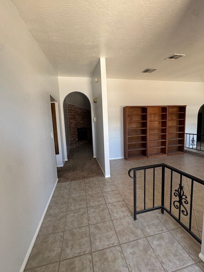 Building Photo - House For Rent