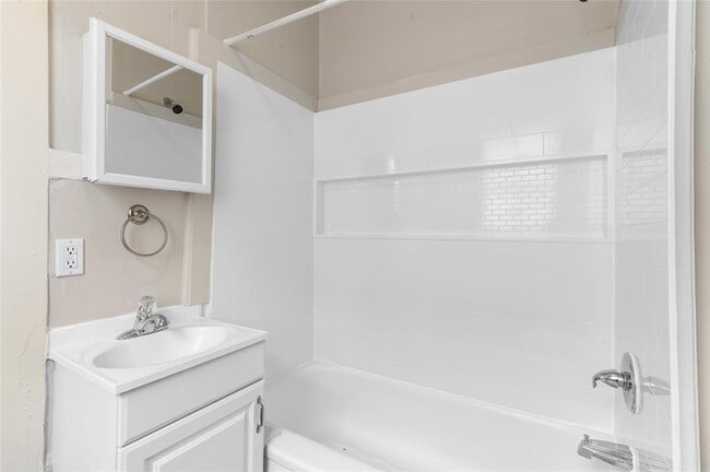 Building Photo - 714 44th St