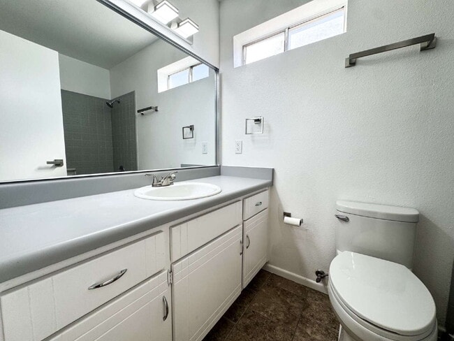 Building Photo - "Newly Updated 3-Bedroom Duplex with 2 Ful...