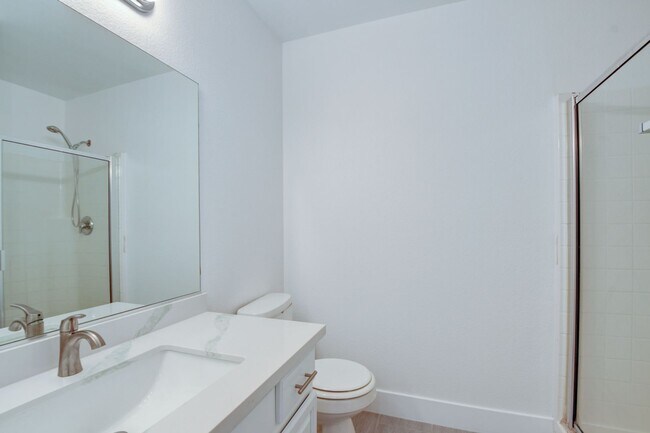 Building Photo - Gorgeous 3 bedroom 2.5 bathroom Townhome c...
