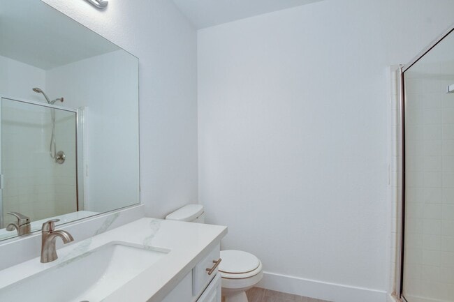 Building Photo - Gorgeous 3 bedroom 2.5 bathroom Townhome conveniently located in the heart of Henderson.