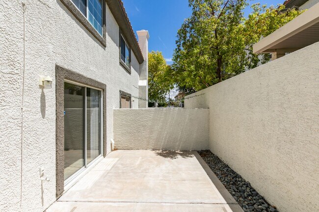 Building Photo - Modern 2 Bed, 2.5 Bath Henderson Townhome