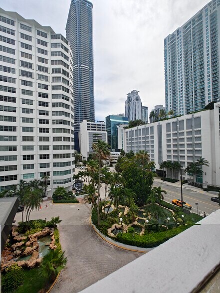 Building Photo - 825 Brickell Bay Dr