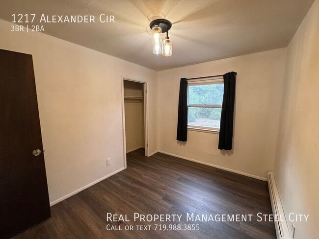 Building Photo - 1217 Alexander Cir