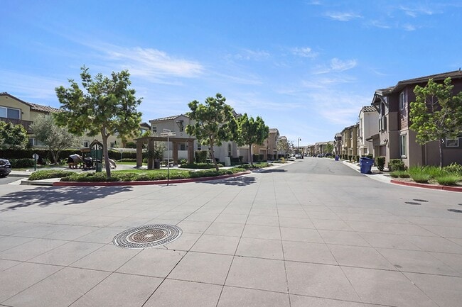 Building Photo - Beautiful TownHome in Pacific Ridge Rancho...