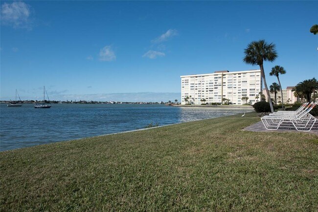 Building Photo - 4575 Cove Cir