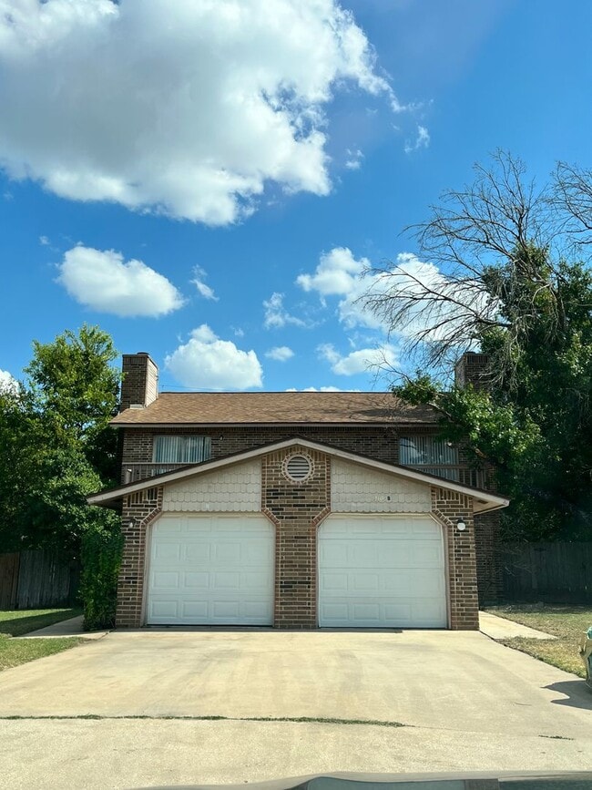 Building Photo - 2101 Granberry Dr