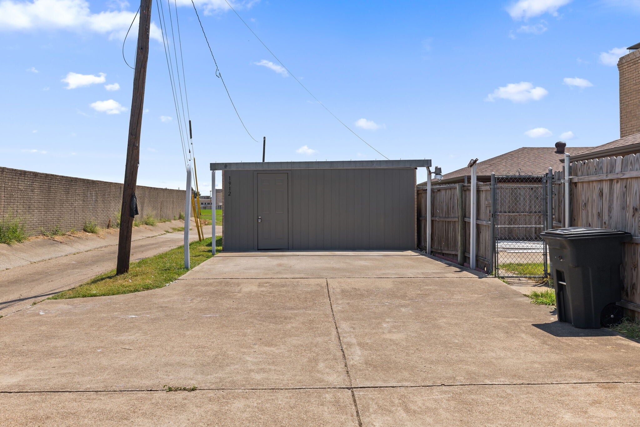 Building Photo - 1910 N Floyd Rd