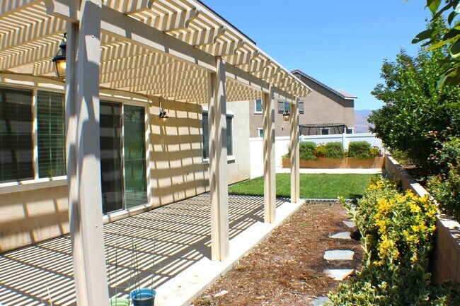 Building Photo - Stunning Redlands Home For Rent