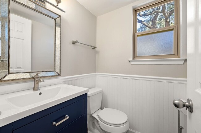Building Photo - 4910 Pelham Dr
