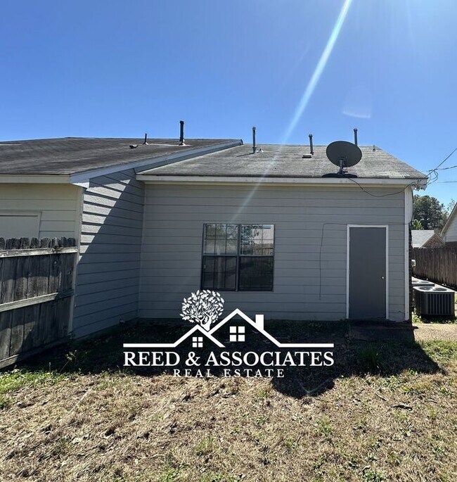 Building Photo - Charming Town Home with FRESH NEW PAINT!