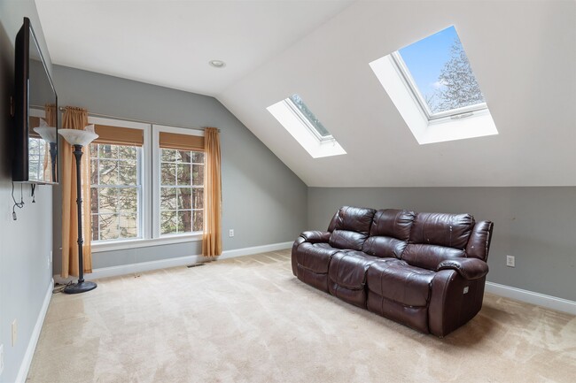Building Photo - 6 Tanglewood Dr