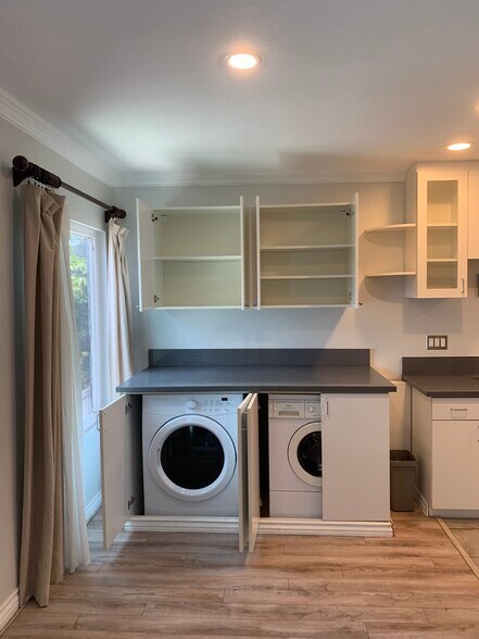 Washer and drying storage view - 4062 Georgia St