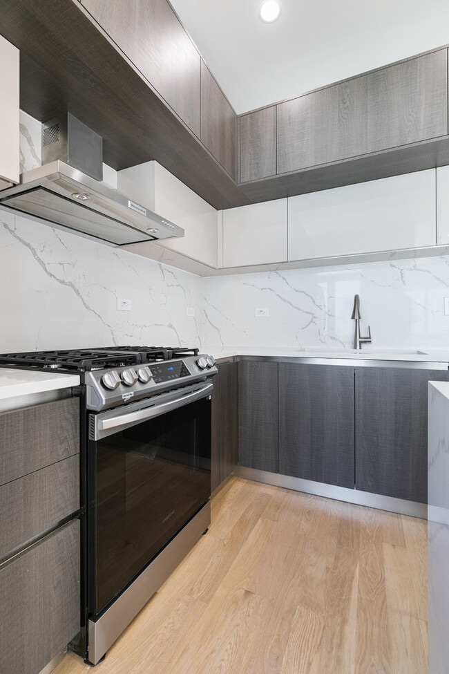 Building Photo - 7729 N Eastlake Terrace