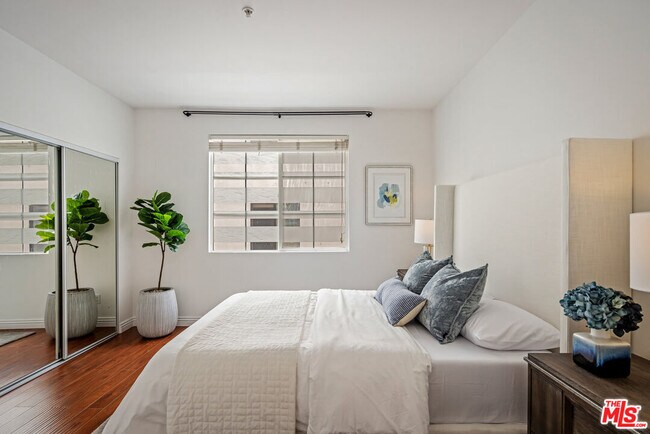 Building Photo - 109 S St Andrews Pl