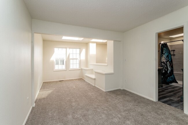 Building Photo - Beautifully Maintained Townhome with Fantastic Amenities