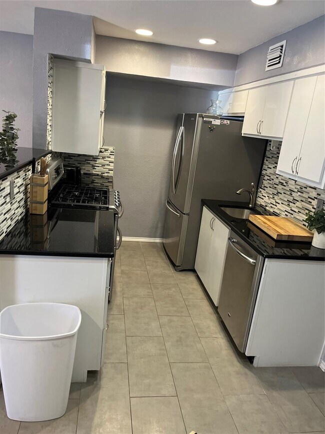 Building Photo - 505 W 7th St