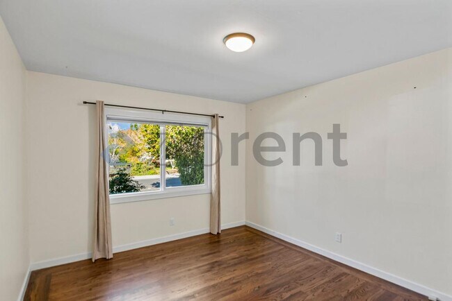 Building Photo - 319 Iris Way