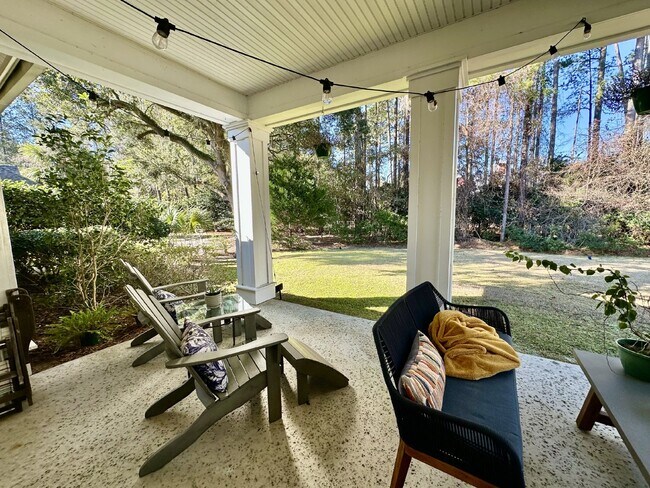 Building Photo - Beautifully Maintained Three Bedroom Home ...