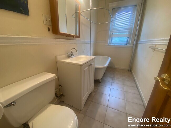 Building Photo - 364 Riverway