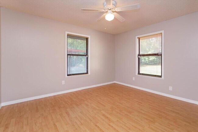 Building Photo - Spacious 4-Bedroom, 3-Bath Rental in Quiet DeBary Cul-de-Sac