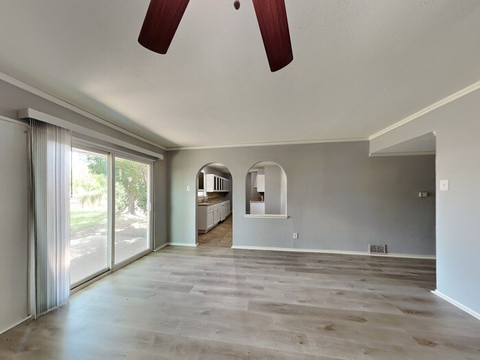 Building Photo - 2706 Santa Anna Dr