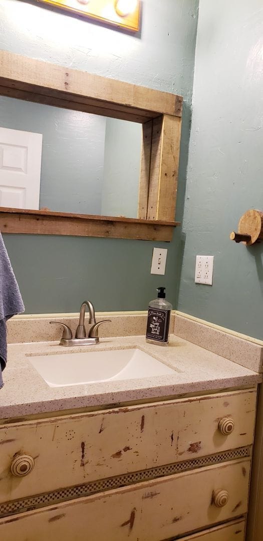Building Photo - Large 6 bed, 3 ba  Brick, Raised Ranch, Ho...