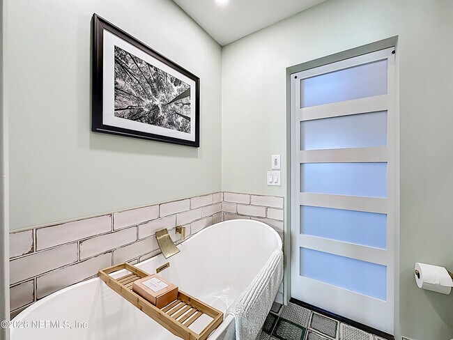 Building Photo - 2009 Seminole Rd