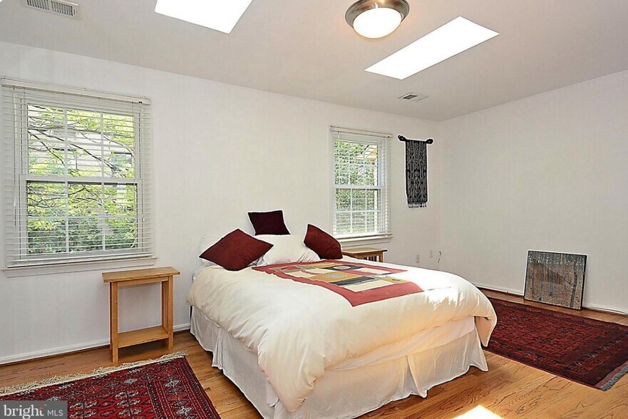 Upstair master bedroom with full bath - 1127 Fairview Ct