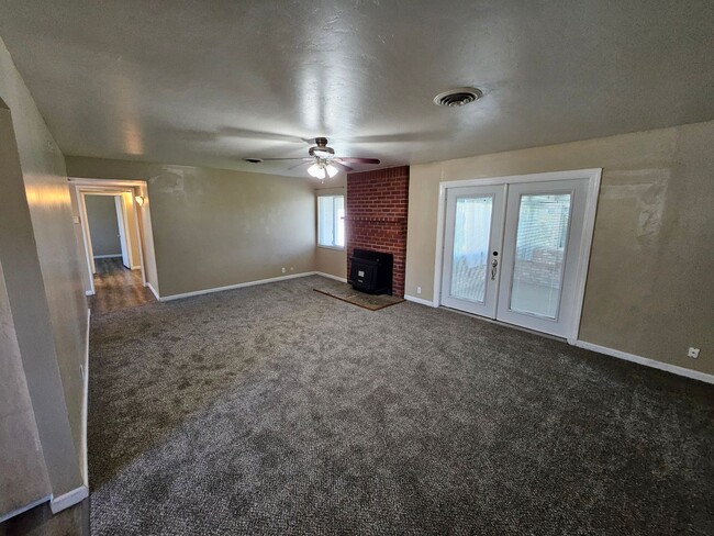 Building Photo - MOVE IN SPECIAL 3 bedroom, 2 Bathroom Home...