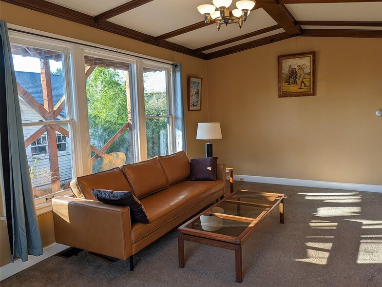 Building Photo - 713 SE 27th Ave