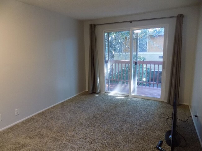 Building Photo - Winter Special-$500 Off-Spacious Three Bedroom, One & half Bathroom Townhouse Condo!