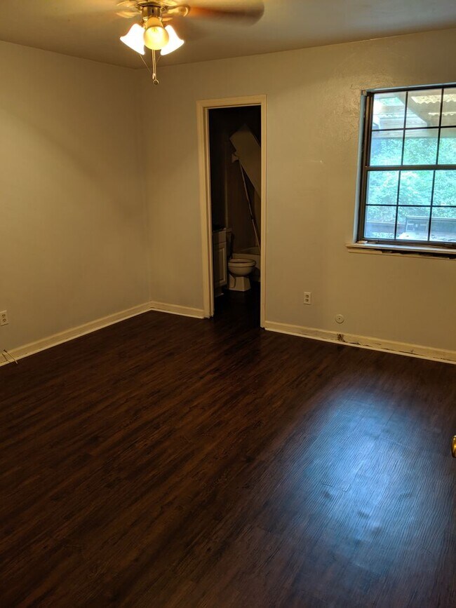 Building Photo - Cute 2 bedroom 2 bath townhome