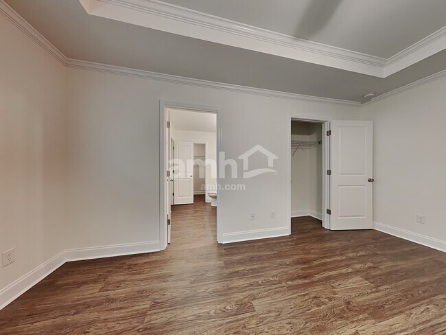 Building Photo - 223 S Live Oak Dr