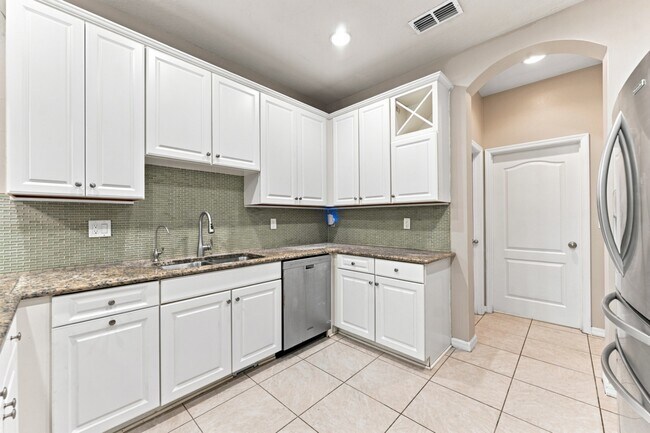 Building Photo - Stunning 3 BR + LOFT / 2.5 BA/ 2-Car-Garage Townhome in GATED community!