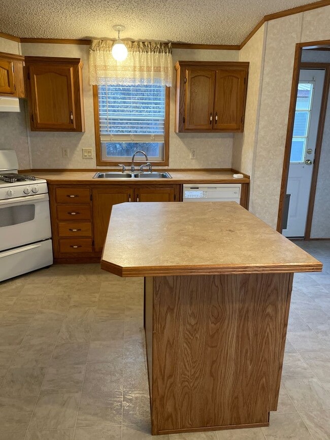 Building Photo - Wonderful 3 Bed 2 Bath In-Town