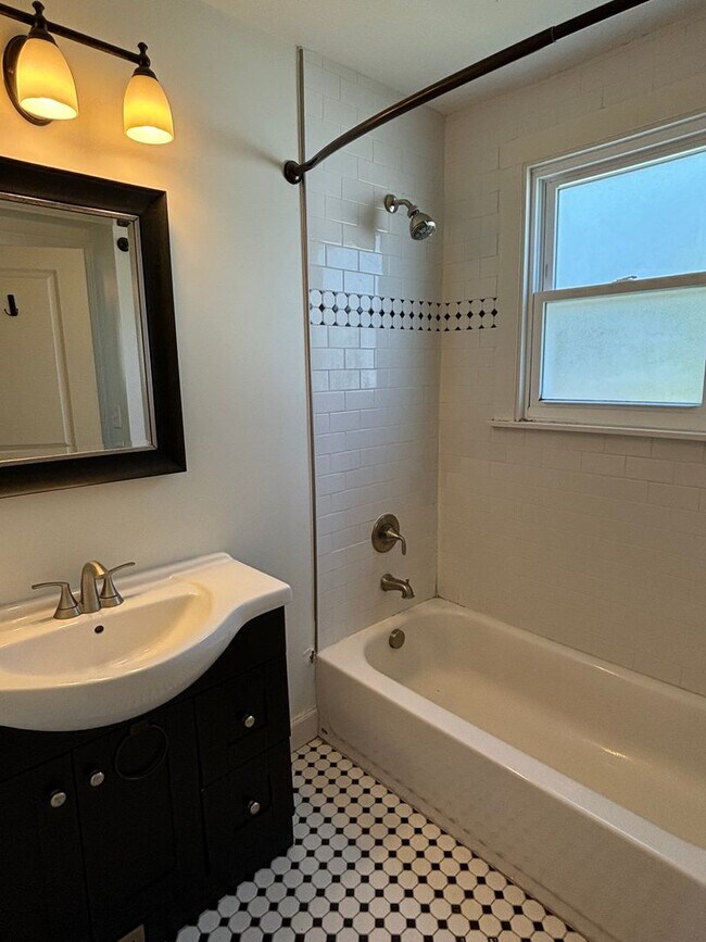 Building Photo - LEASING SPECIAL Cozy East Nashville 3 Bedr...