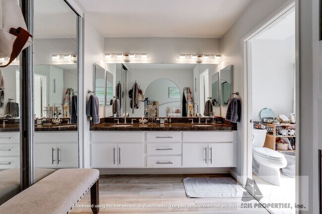 Building Photo - Gorgeous Remodeled Condo in Newport Beach!